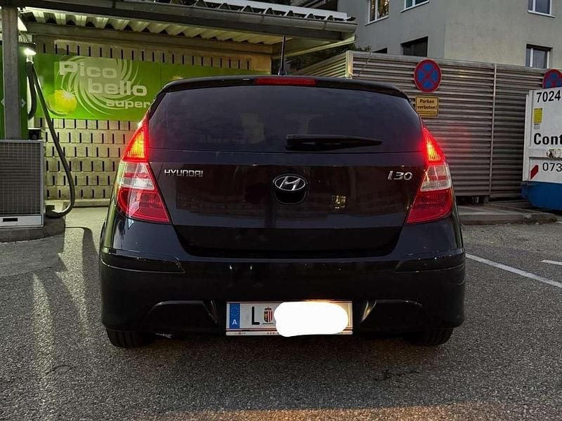 Schwarz Gebraucht 2011 Hyundai i30 Comfort Kleinwagen | € 5.199 (Fairer Preis) - Bild 1/4