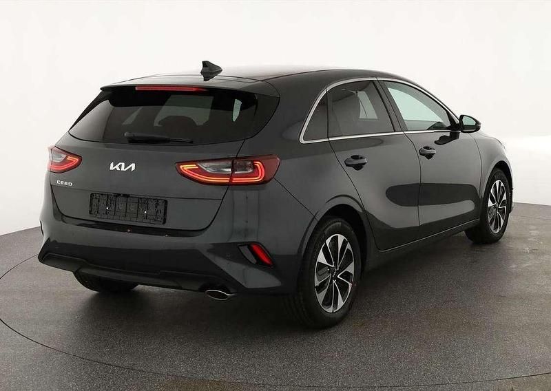 Neu Kia Ceed 140 PS (102 kW) 2025 Grau Kleinwagen