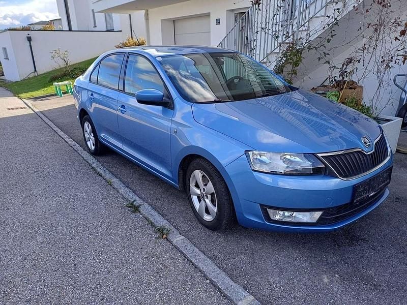 Blau Gebraucht 2013 Skoda Rapid Ambition Limousine | € 6.390 (Fairer Preis) - Bild 1/4