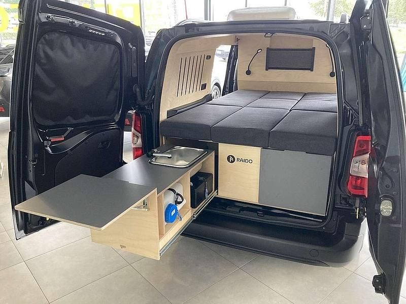 Gebraucht Peugeot Partner 131 PS (96 kW) 2021 Schwarz Van / Kleinbus