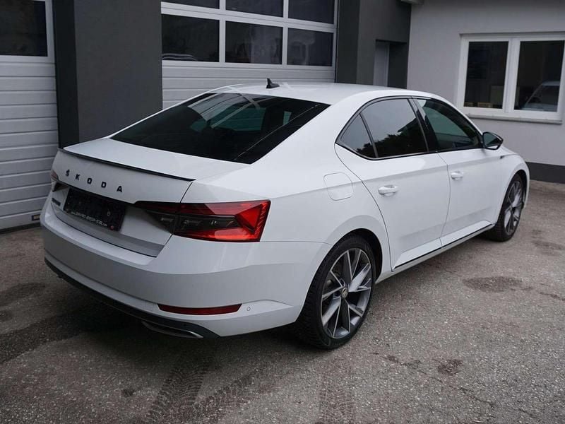 Gebraucht Skoda Superb SportLine 150 PS (110 kW) 2021 Weiß Kleinwagen