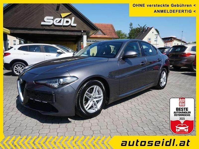 Grau Gebraucht 2017 Alfa Romeo Giulia Limousine | € 15.990 (Fairer Preis) - Bild 1/4