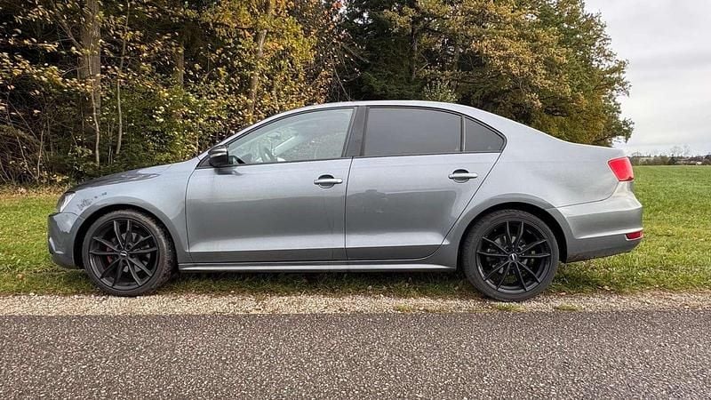 Grau Gebraucht 2013 VW Jetta Trendline Limousine | € 5.700 (Fairer Preis) - Bild 1/4