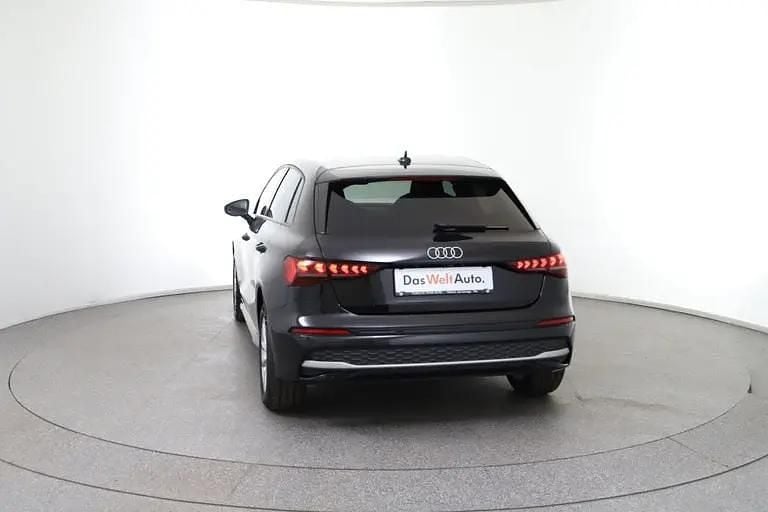 Neu Audi A3 Ambiente 116 PS (85 kW) 2025 Schwarz Limousine