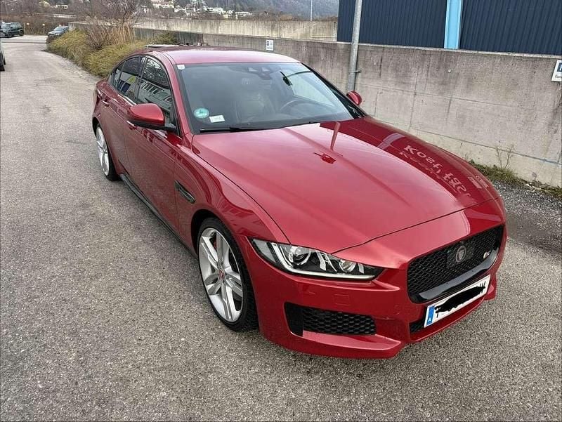 Rot Gebraucht 2016 Jaguar XE S Limousine | € 23.300 - Bild 1/4