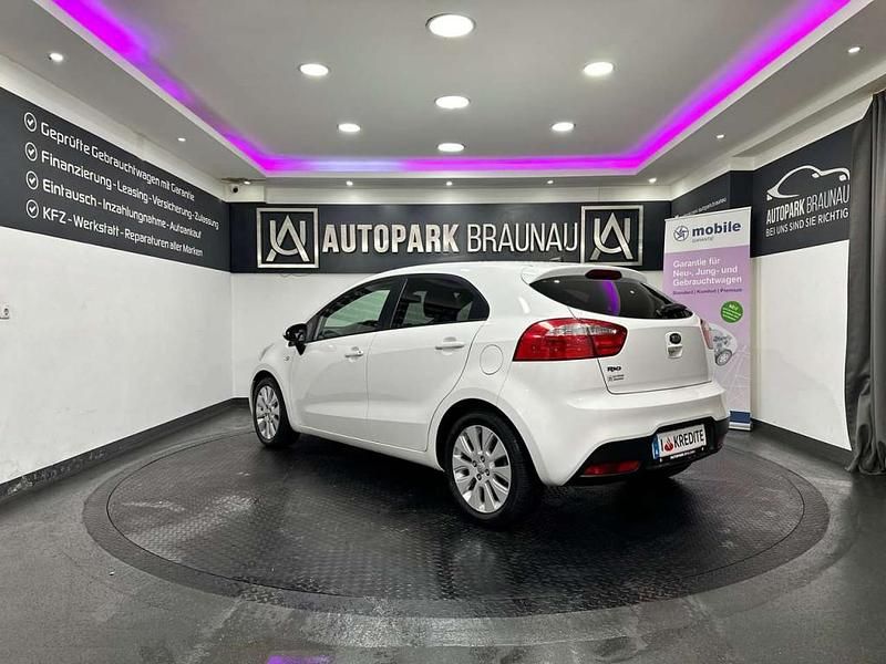 Gebraucht Kia Rio Attract 69 PS (50 kW) 2015 Weiß Kleinwagen