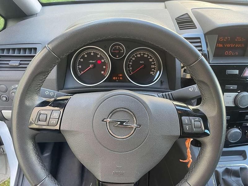 Gebraucht Opel Zafira Edition 116 PS (85 kW) 2010 Weiß Van / Kleinbus