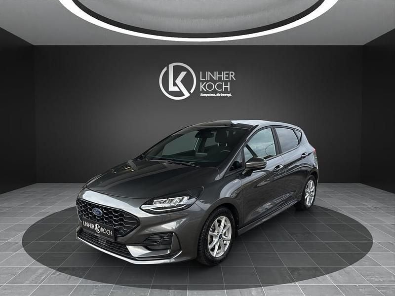 Mittelgrau normal Gebraucht 2022 Ford Fiesta ST-Line | € 15.596 (Fairer Preis) - Bild 1/4