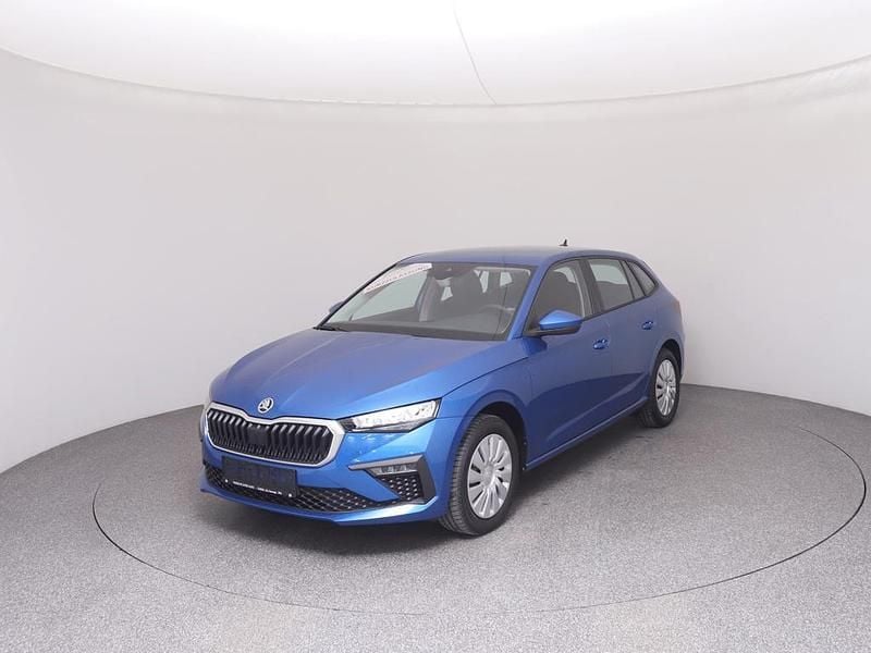 Mittelblau metallic Neu 2026 Skoda Scala Essence Kleinwagen | € 23.480 (Superpreis) - Bild 1/4