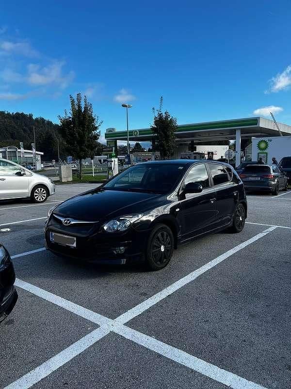 Schwarz Gebraucht 2011 Hyundai i30 Comfort Kombi | € 3.950 (Fairer Preis) - Bild 1/2