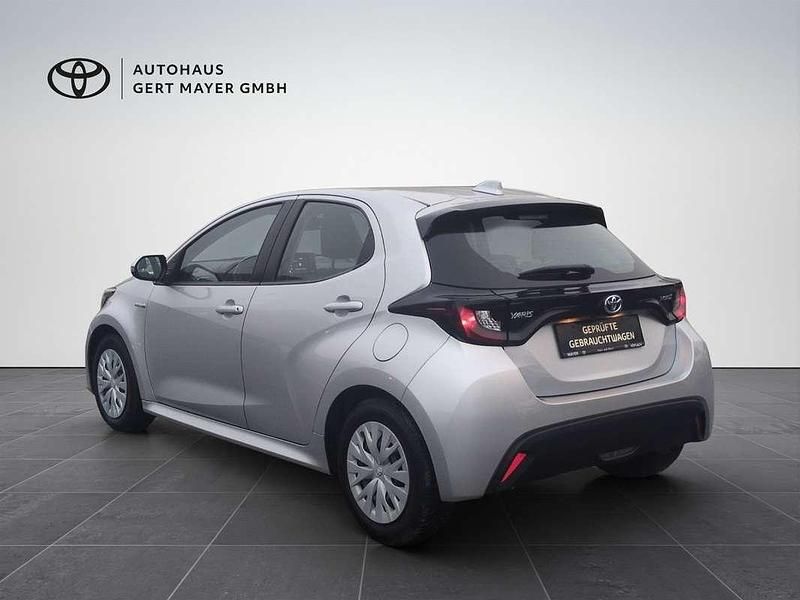 Gebraucht Toyota Yaris Hybrid Active 92 PS (67 kW) 2021 Silber Limousine