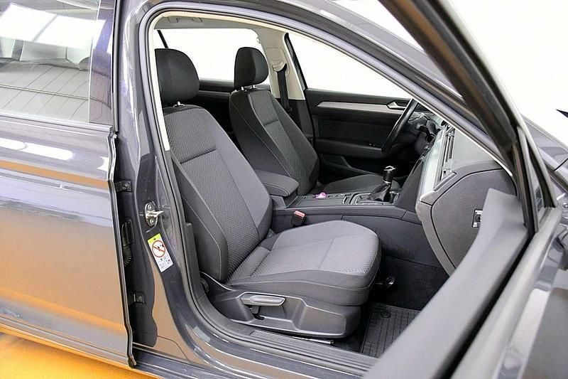 Gebraucht VW Passat 150 PS (110 kW) 2019 Grau Kombi