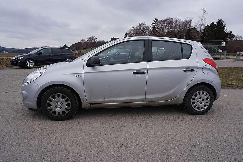 Gebraucht Hyundai i20 77 PS (56 kW) 2012 Grau Kleinwagen