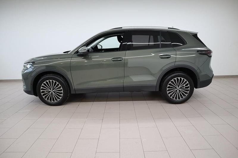 Neu VW Tiguan 193 PS (141 kW) 2026 Mittelgrün metallic SUV