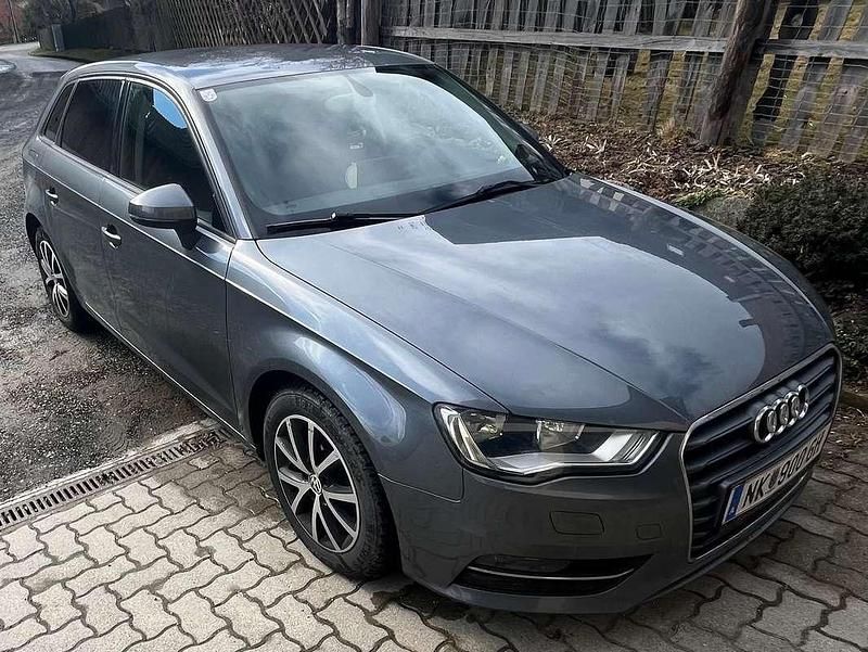 Grau Gebraucht 2013 Audi A3 Sportback Ambition Kleinwagen | € 8.000 (Etwas zu teuer) - Bild 1/4