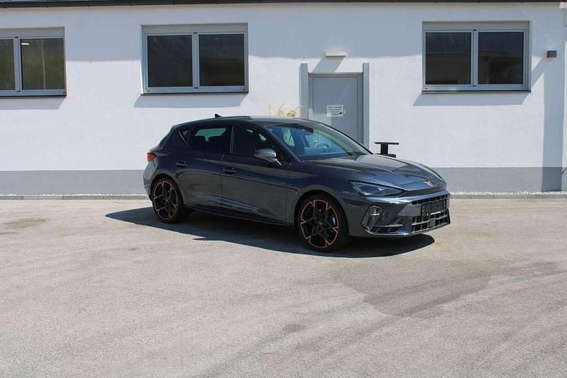 Neu Cupra Leon 150 PS (110 kW) 2025 Dunkelgrau  metallicperleffekt Limousine