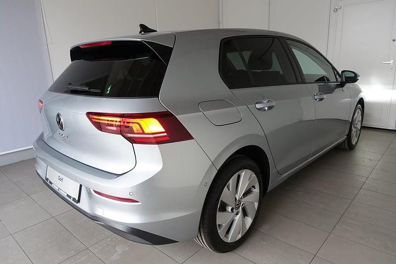 Neu VW Golf VIII 115 PS (84 kW) 2025 Silber  metallic Limousine