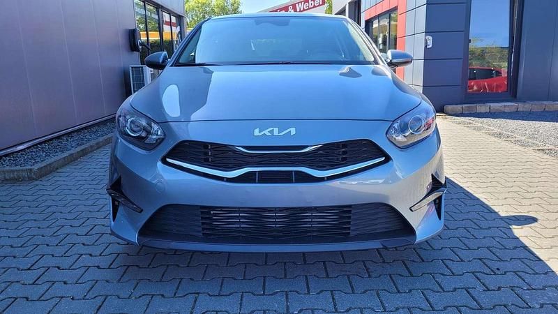 Neu Kia Ceed 140 PS (102 kW) 2025 Silber Kleinwagen