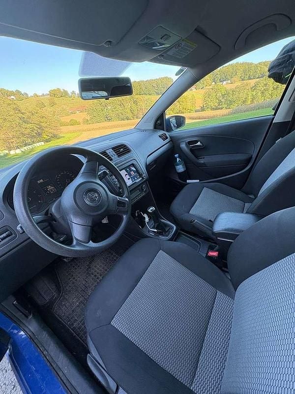 Blau Gebraucht 2009 VW Polo Trendline Limousine | € 4.500 - Bild 1/4