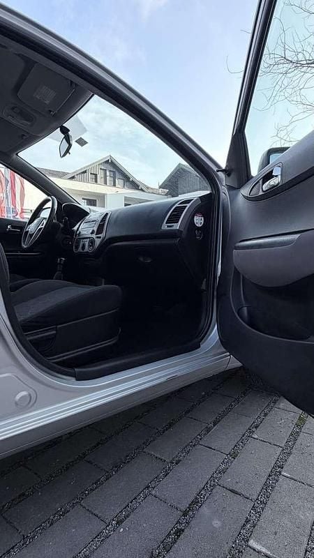 Gebraucht Hyundai i20 77 PS (56 kW) 2012 Silber Kleinwagen