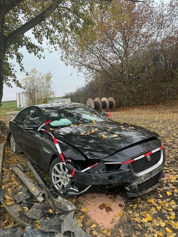 Gebraucht 2018 Jaguar XE R-Sport Limousine | € 9.000 - Bild 1/4