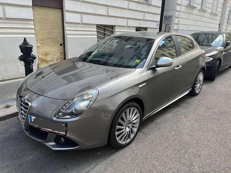 Grau Gebraucht 2012 Alfa Romeo Giulietta Distinctive Kleinwagen | € 7.900 (Etwas zu teuer) - Bild 1/4