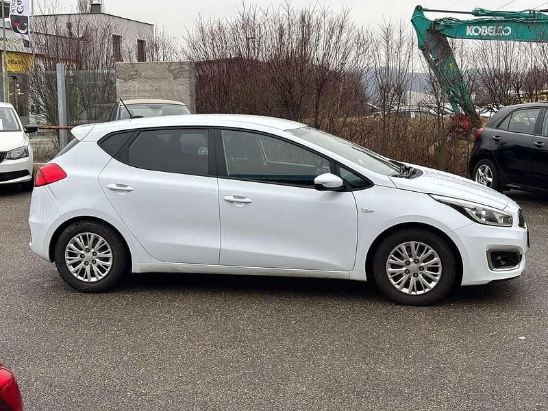 Gebraucht Kia Ceed 101 PS (74 kW) 2015 Weiß Kleinwagen