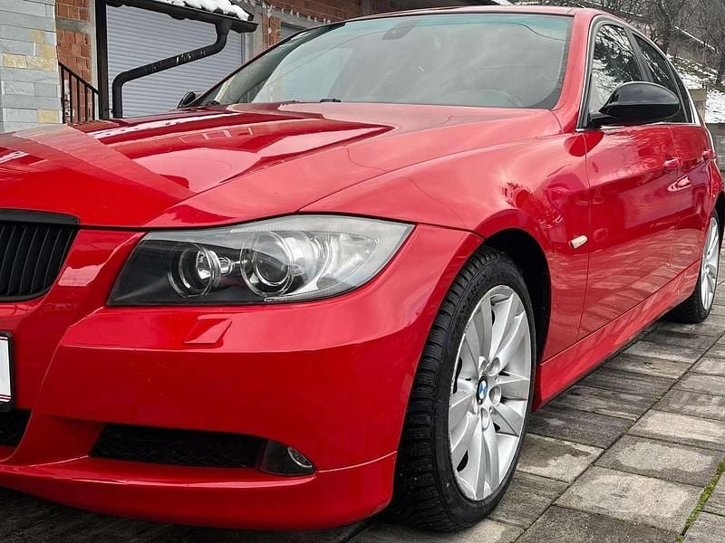 Rot Gebraucht 2005 BMW 330 Limousine | € 10.500 (Etwas zu teuer) - Bild 1/4