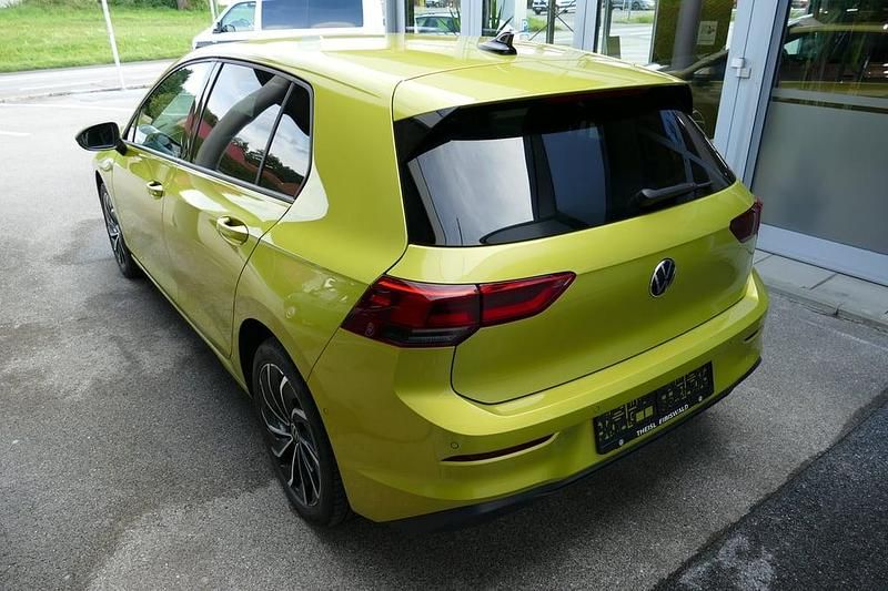 Gebraucht VW Golf VIII Life 115 PS (84 kW) 2022 Mittelgelb  metallic Limousine