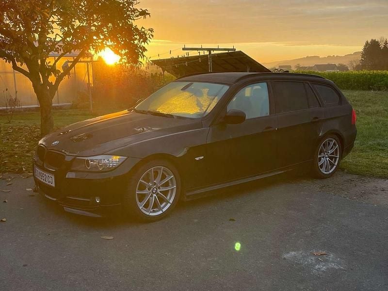 Gebraucht BMW 318 143 PS (105 kW) 2011 Schwarz Kombi