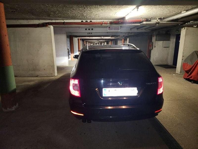 Gebraucht Skoda Superb Elegance 140 PS (102 kW) 2011 Schwarz Kombi