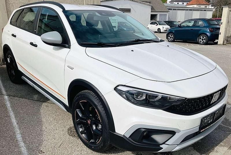 Weiß Gebraucht 2023 Fiat Tipo Cross Kombi | € 21.990 (Teuer) - Bild 1/4