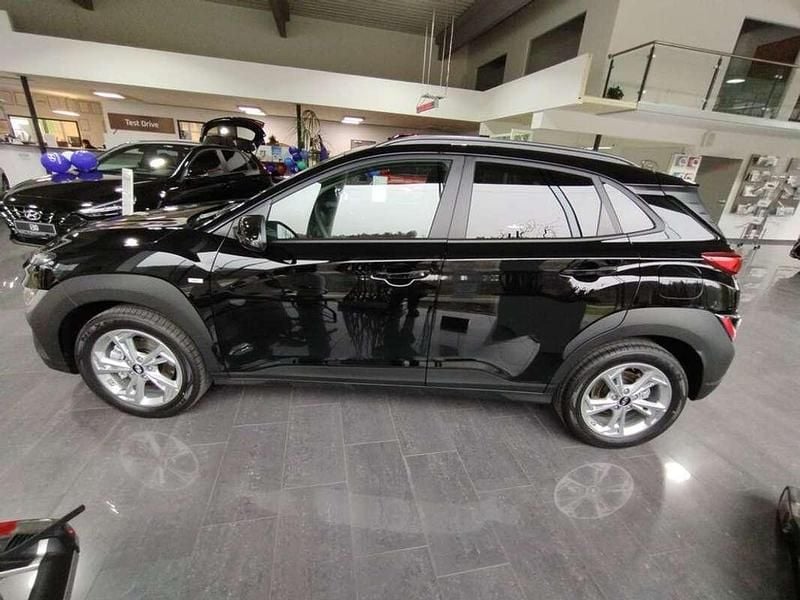 Gebraucht Hyundai Kona Trend 120 PS (88 kW) 2023 Schwarz SUV