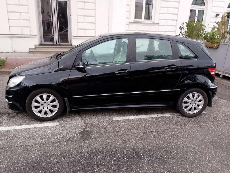 Gebraucht Mercedes 180 109 PS (80 kW) 2012 Schwarz Limousine