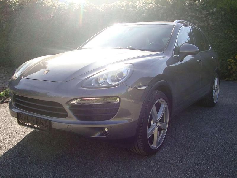 Grau Gebraucht 2010 Porsche Cayenne SUV | € 21.000 (Etwas zu teuer) - Bild 1/4
