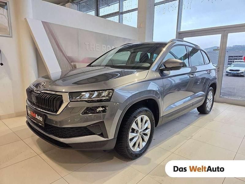 Mittelgrau metallic Neu 2025 Skoda Karoq Selection SUV | € 38.777 (Superpreis) - Bild 1/4