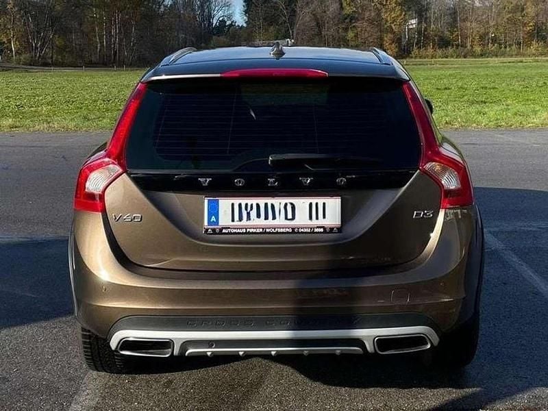 Gebraucht Volvo V60 CC Kinetic 150 PS (110 kW) 2017 Bronze Kombi