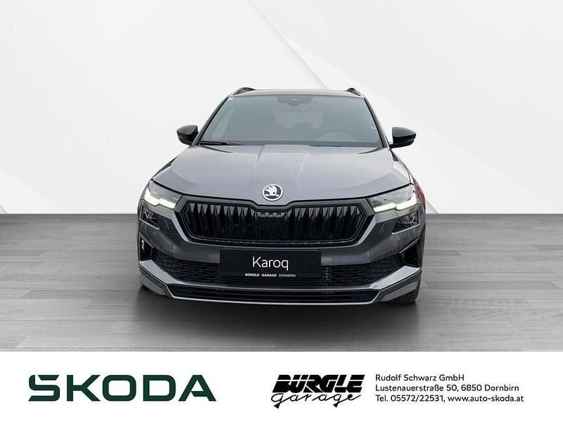Mittelgrau metallic Gebraucht 2025 Skoda Karoq SportLine SUV | € 46.200 - Bild 1/4