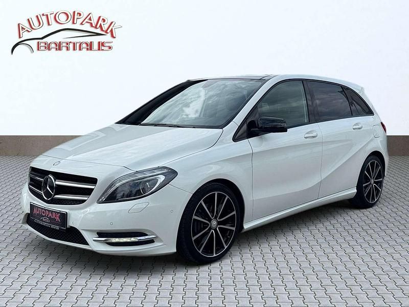 Weiß Gebraucht 2013 Mercedes 200 Limousine | € 11.990 - Bild 1/4