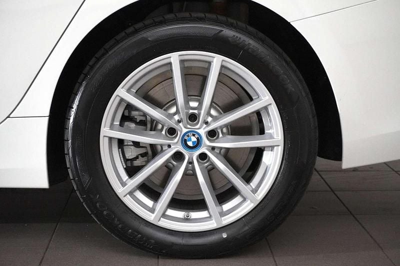 Gebraucht BMW 320e Efficient Dynamics 204 PS (150 kW) 2024 Weiß Limousine