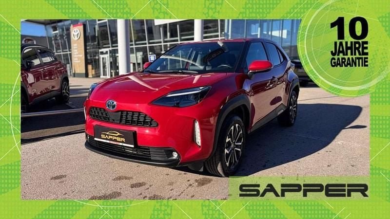 Rot Gebraucht 2022 Toyota Yaris Hybrid Active Limousine | € 22.490 (Fairer Preis) - Bild 1/4