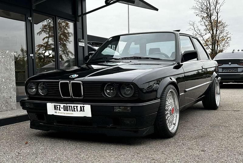 Schwarz Gebraucht 1988 BMW 325 Limousine | € 32.900 - Bild 1/4