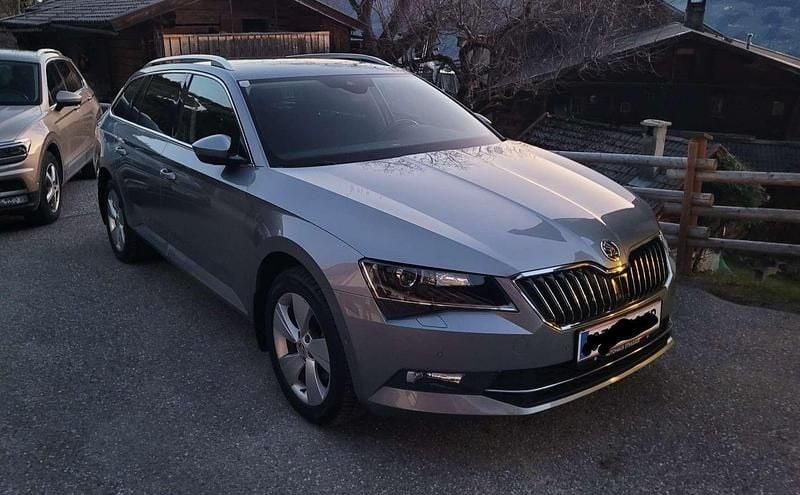 Grau Gebraucht 2018 Skoda Superb Style Kombi | € 19.500 (Superpreis) - Bild 1/3