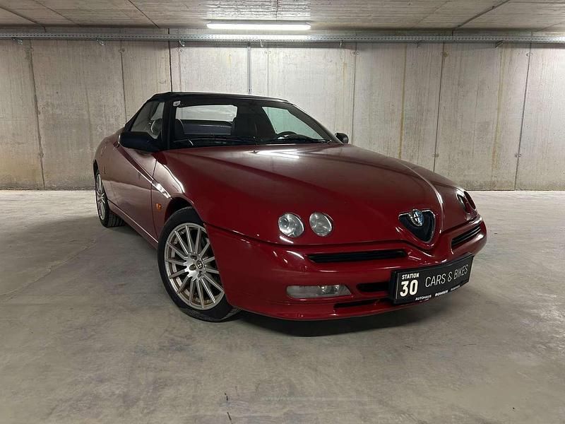 Rot Gebraucht 2002 Alfa Romeo Spider Cabrio | € 10.900 - Bild 1/4