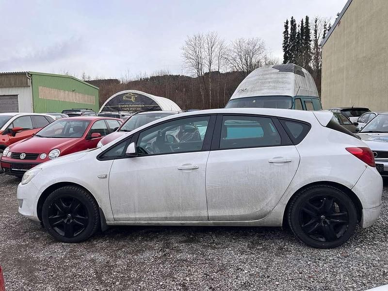 Gebraucht Opel Astra Edition 120 PS (88 kW) 2011 Weiß Kleinwagen