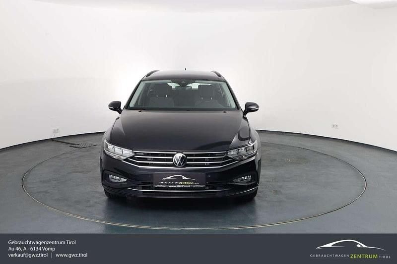 Gebraucht VW Passat 122 PS (89 kW) 2023 Schwarz Kombi