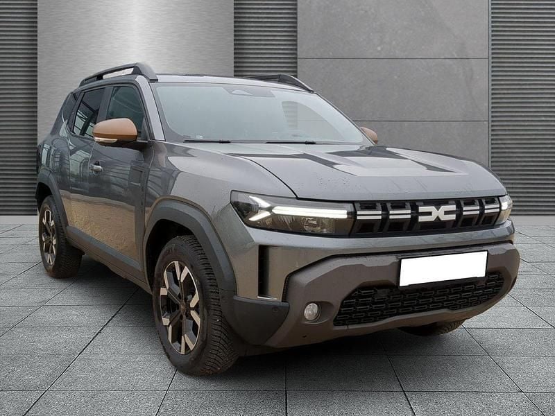 Grün Neu 2025 Dacia Duster Essentiel SUV | € 32.875 (Etwas zu teuer) - Bild 1/4