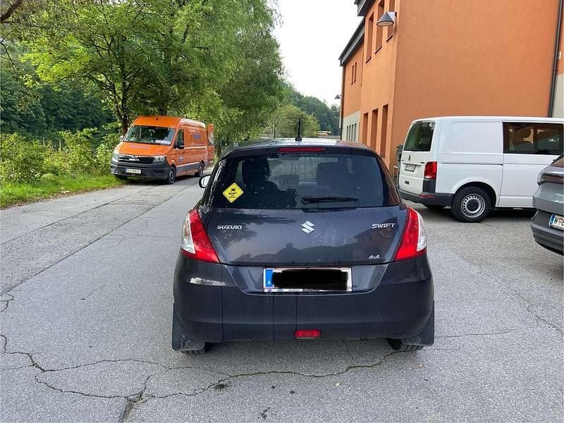 Blau Gebraucht 2015 Suzuki Swift Kleinwagen | € 9.500 (Fairer Preis) - Bild 1/3