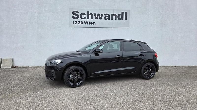 Schwarz metallicperleffektno Neu 2026 Audi A1 Sportback Kleinwagen | € 29.990 (Teuer) - Bild 1/4