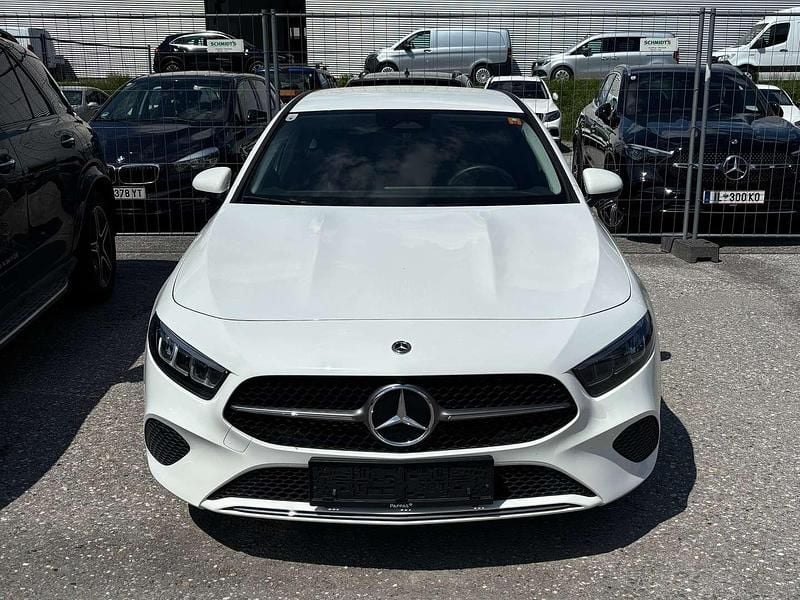 Weiß Gebraucht 2024 Mercedes A180 Edition Limousine | € 36.000 (Teuer) - Bild 1/4